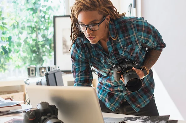  Photographer using WordPress featured image plugin to add featured images to WordPress website